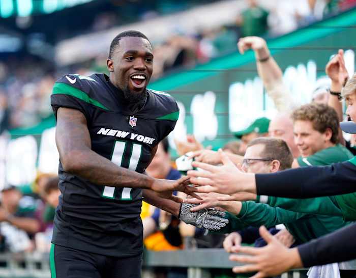 Jets WR Denzel Mims high fives with fans
